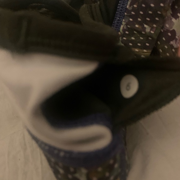 Lululemon sports bra with criss cross back size:6 - Picture 3 of 4